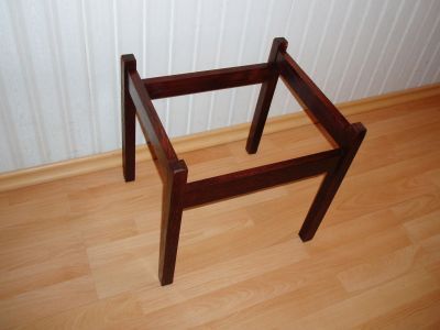 Новый лакированный стул