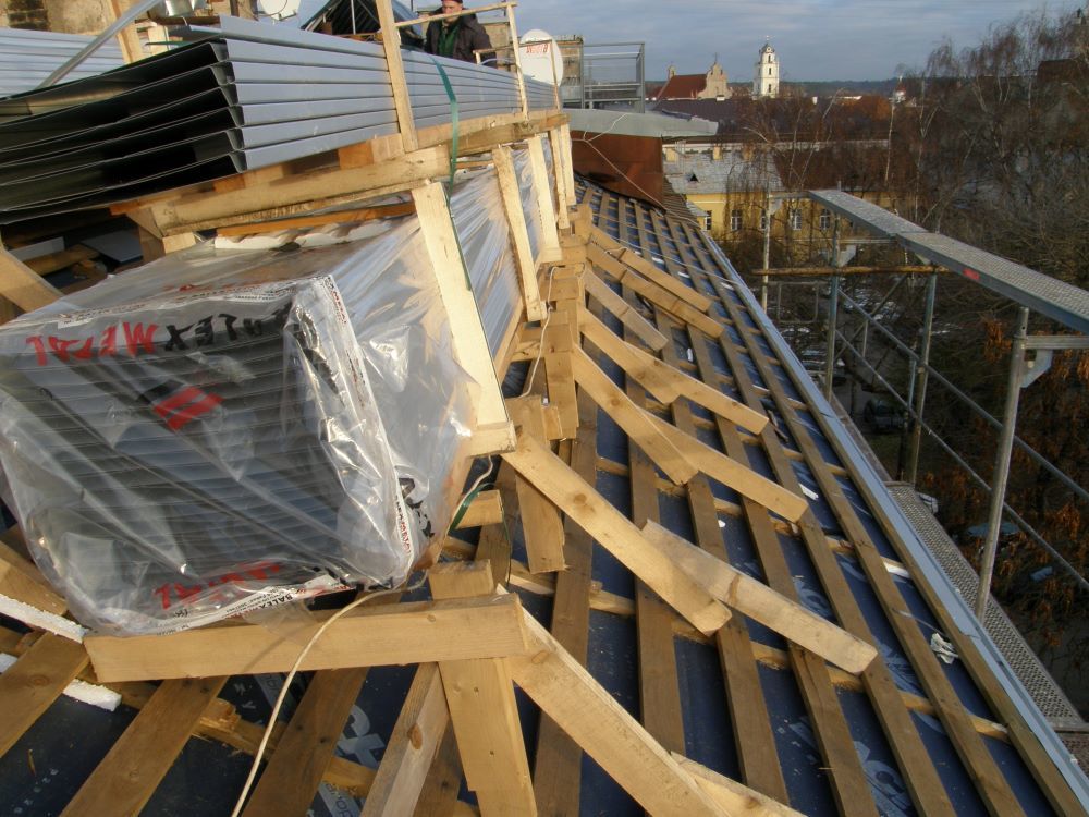 складирование стройматериалов на крыше