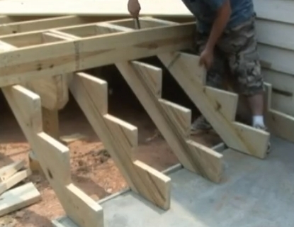 Строительство лестницы на веранду