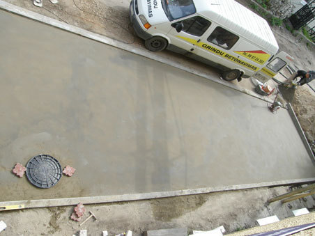 Выравнивание площадки для тротуарной плитки бетоном