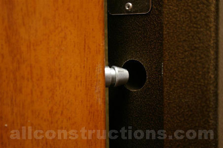 Дополнительная защита крепления входной двери